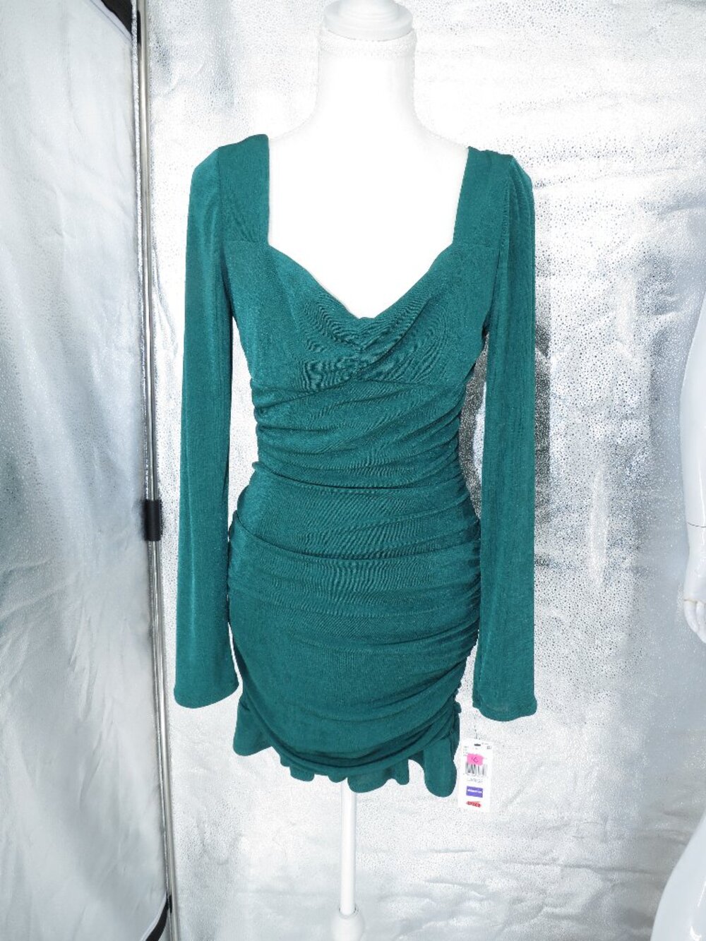 A Byer Green Long Sleeve Ruched Bodycon Mini Dress Size Lrg Sweetheart Neck NWT